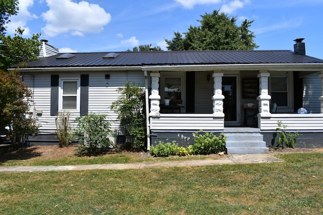 view of front of house featuring covered porch and a front lawn