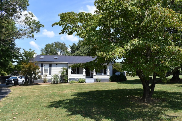 single story home with a front lawn