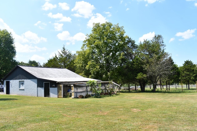 view of yard with an outdoor structure