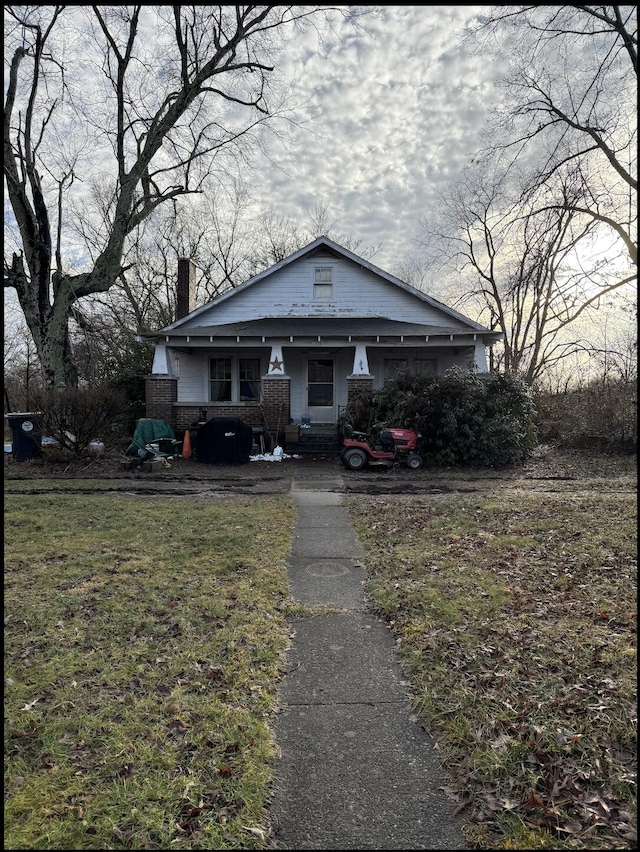 view of front of property featuring a front lawn