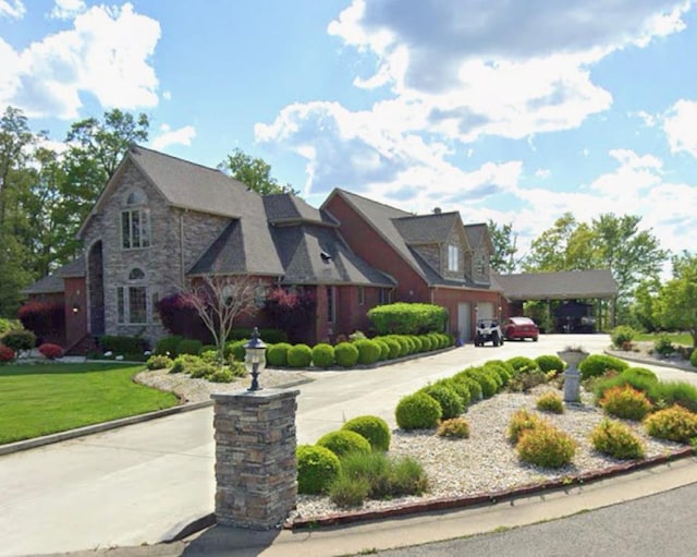 view of front of home featuring a front lawn