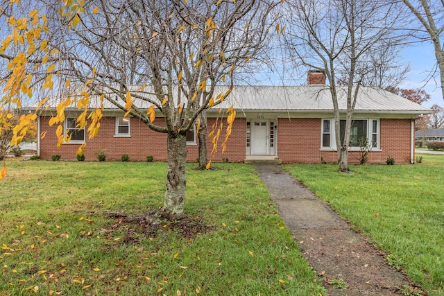 ranch-style house featuring a front yard