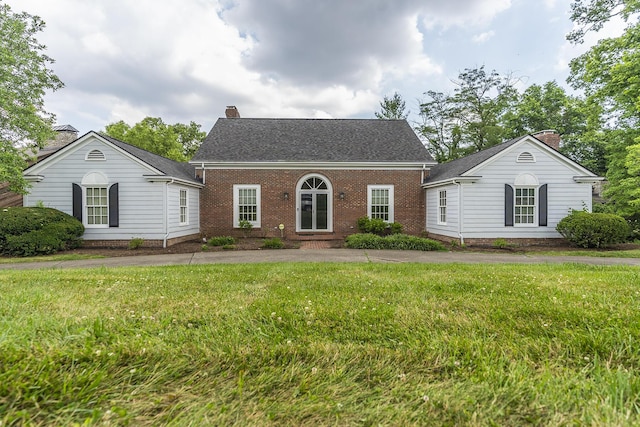 view of front facade featuring a front yard