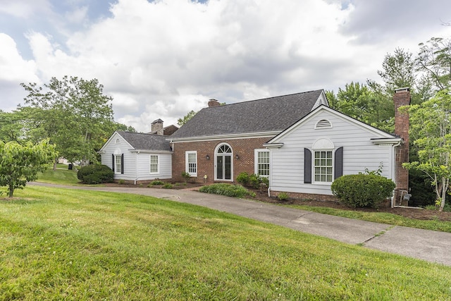 view of front of property with a front lawn