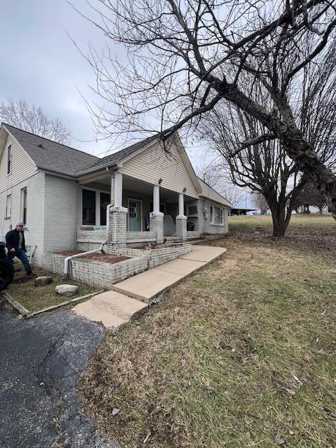 view of front facade featuring a front yard and a porch