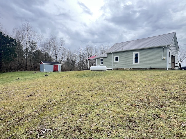 view of yard with a storage unit