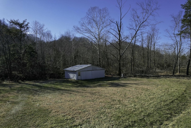 view of yard featuring an outdoor structure