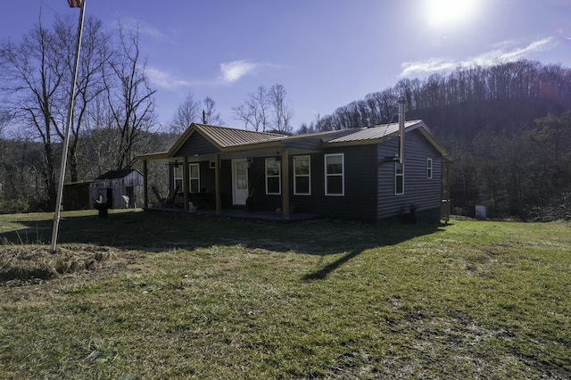 view of front of property with a front lawn