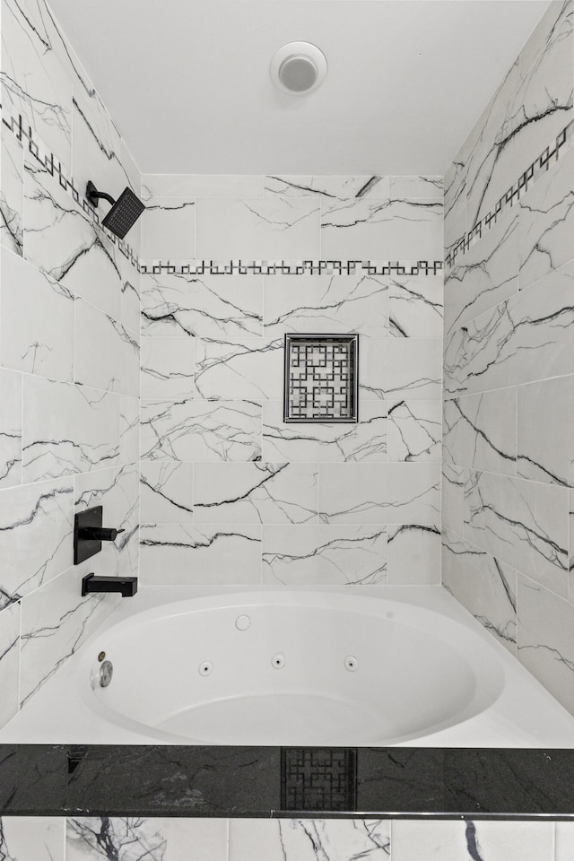 bathroom featuring tiled shower / bath combo