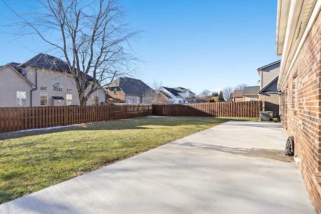 view of yard featuring a patio area