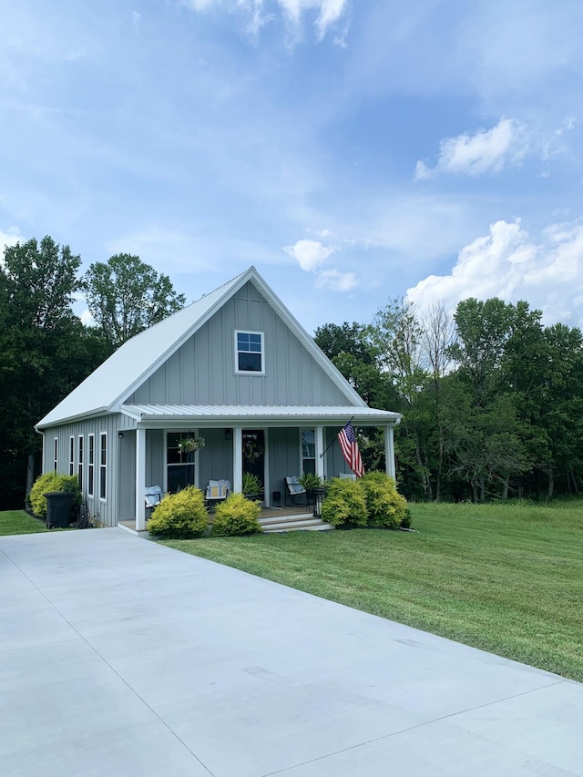 view of front of property featuring a porch and a front yard