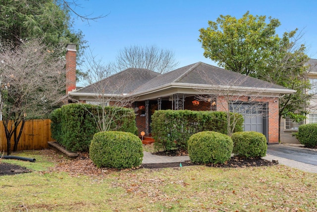 view of front facade featuring a front yard