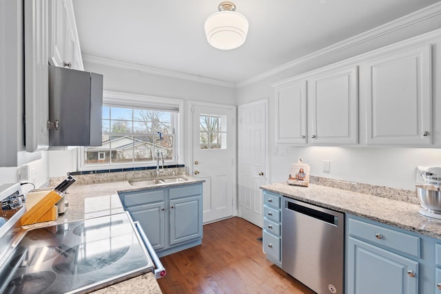 kitchen featuring sink, crown molding, appliances with stainless steel finishes, hardwood / wood-style floors, and white cabinets