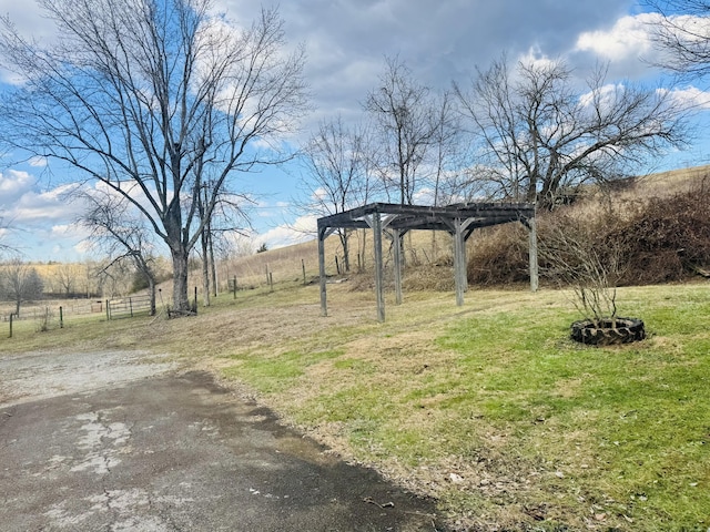 view of yard featuring a rural view