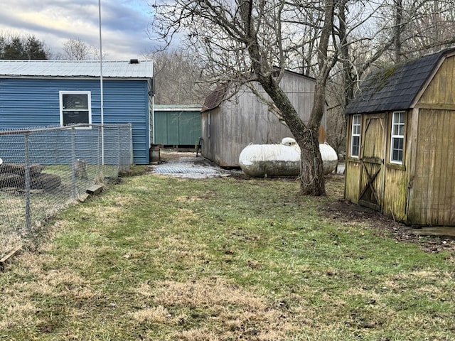 view of yard featuring a shed