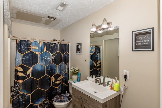 bathroom featuring a shower with curtain, vanity, a textured ceiling, and toilet