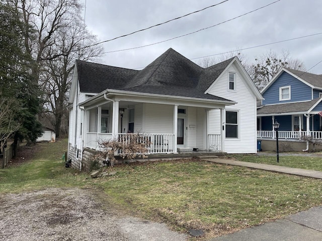 view of front facade featuring a porch and a front lawn