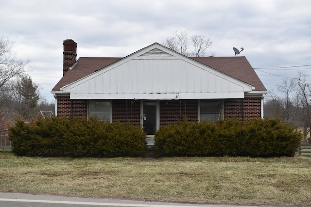 view of front of home with a front lawn