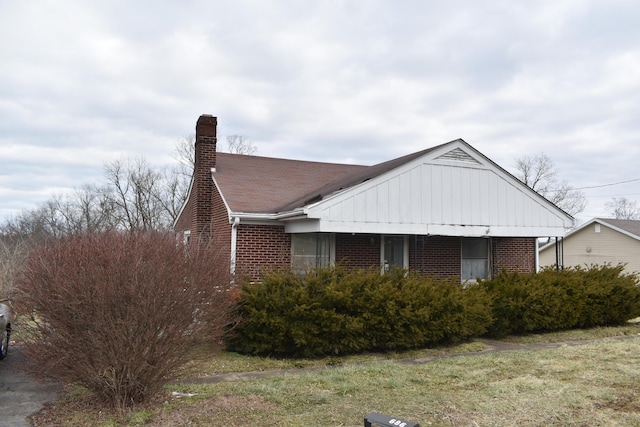 view of side of property featuring a yard