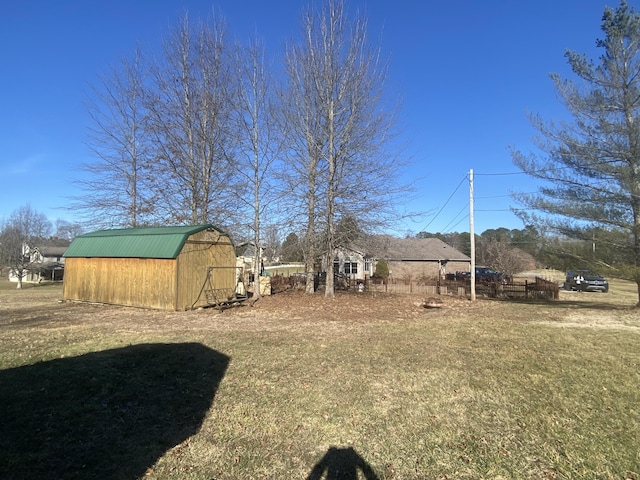 view of yard featuring a storage unit