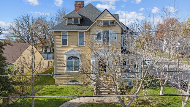 view of front of property featuring a front yard