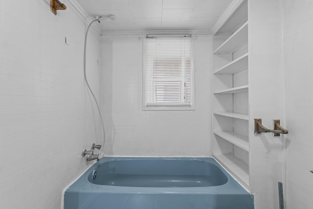 bathroom featuring tiled shower / bath combo