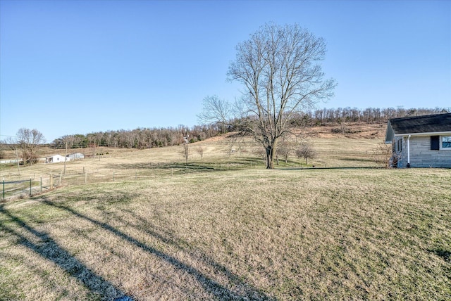 view of yard featuring a rural view
