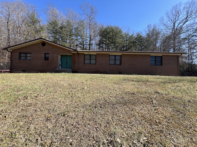 view of front of home featuring a front lawn