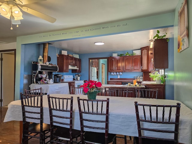 kitchen with white appliances, kitchen peninsula, dark hardwood / wood-style floors, and ceiling fan