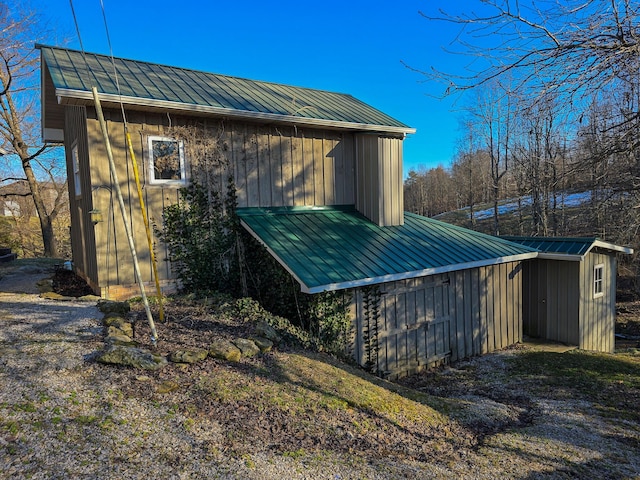 view of outbuilding