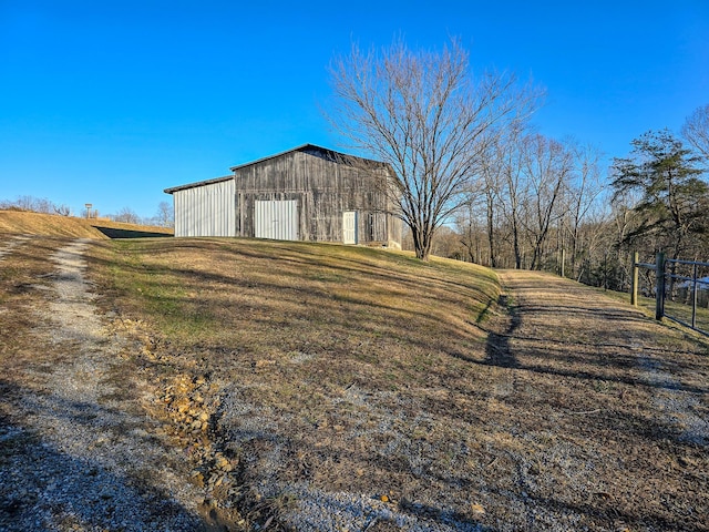 view of yard featuring an outdoor structure