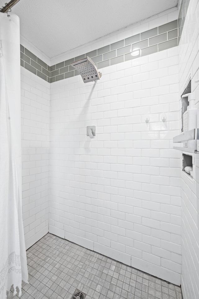 bathroom featuring a shower with curtain and a textured ceiling