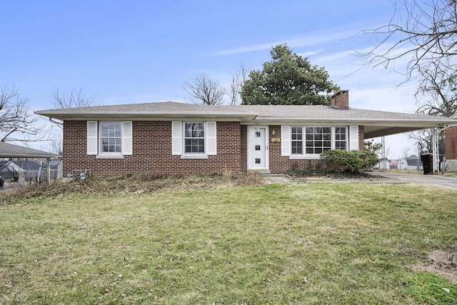 view of front of home featuring a carport and a front yard