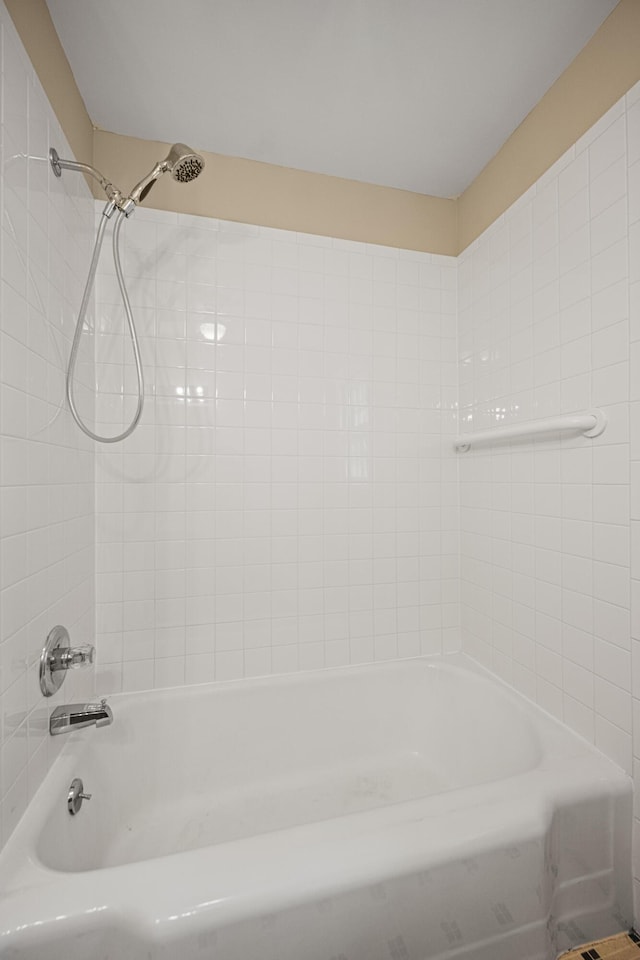 bathroom featuring tiled shower / bath