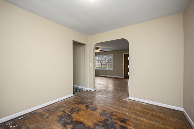 unfurnished room with dark wood-type flooring and ceiling fan