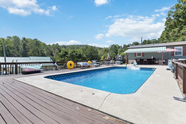 view of swimming pool