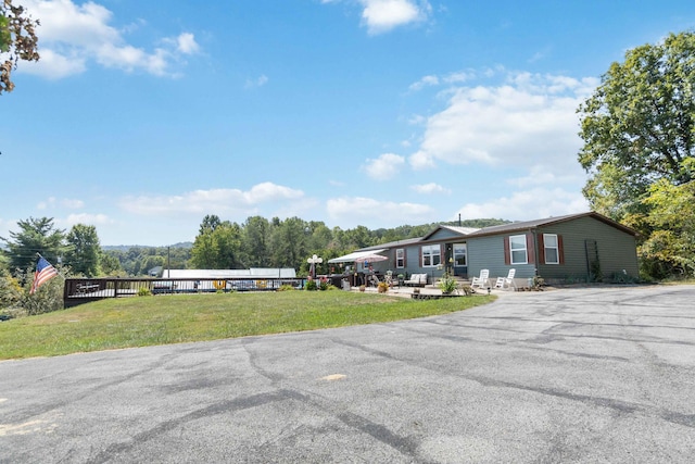 view of front of home featuring a front lawn