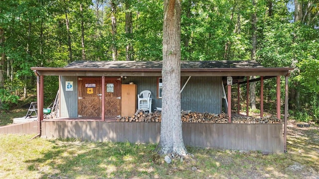 view of front facade featuring an outbuilding