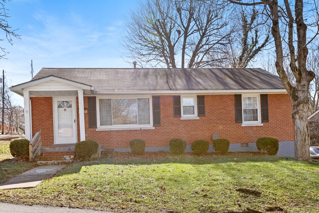 view of front of property featuring a front lawn