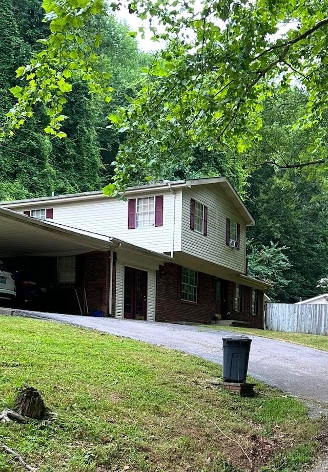 front of property with a front lawn