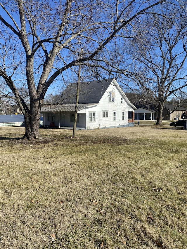 view of front of house featuring a front lawn