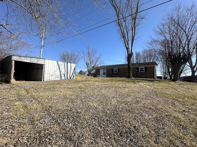 view of yard with an outdoor structure