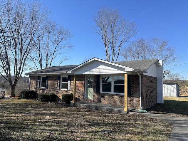 view of front of property featuring a front lawn