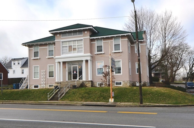 view of front of property featuring a front yard