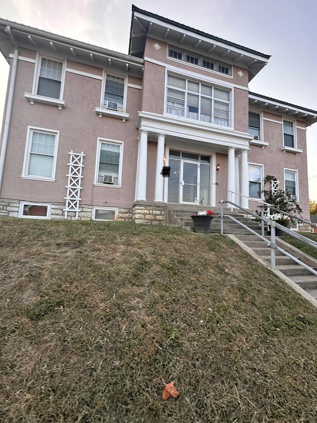 view of front of property featuring a front lawn