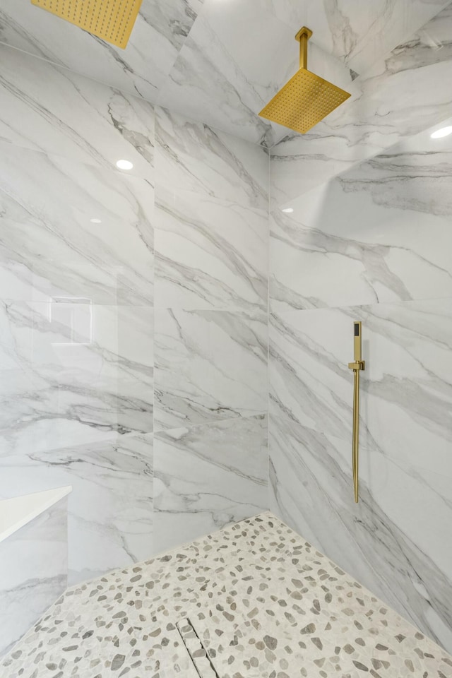 bathroom featuring a tile shower