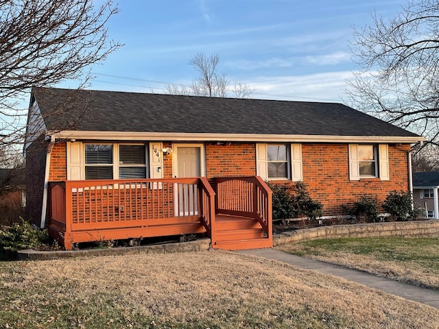 single story home featuring a front lawn