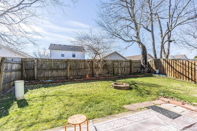 view of yard featuring an outdoor fire pit