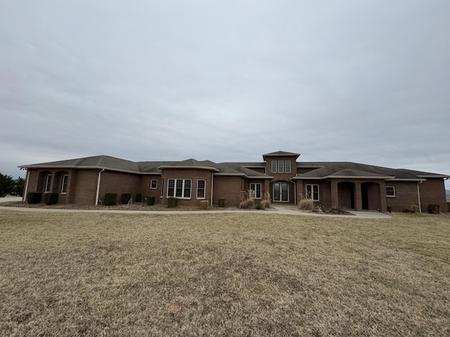 view of front of property featuring a front lawn