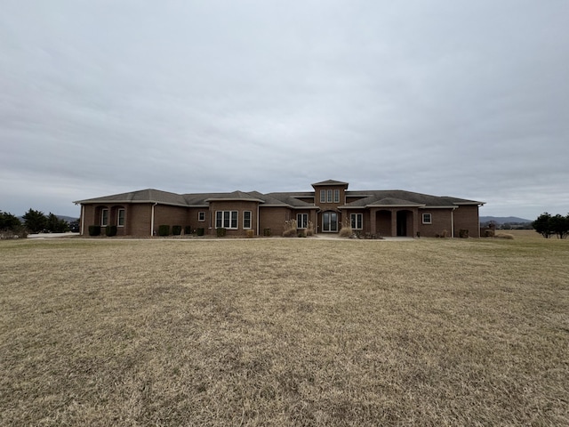 view of front facade featuring a front lawn